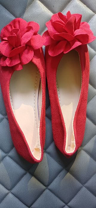 Продавам дамски обувки.