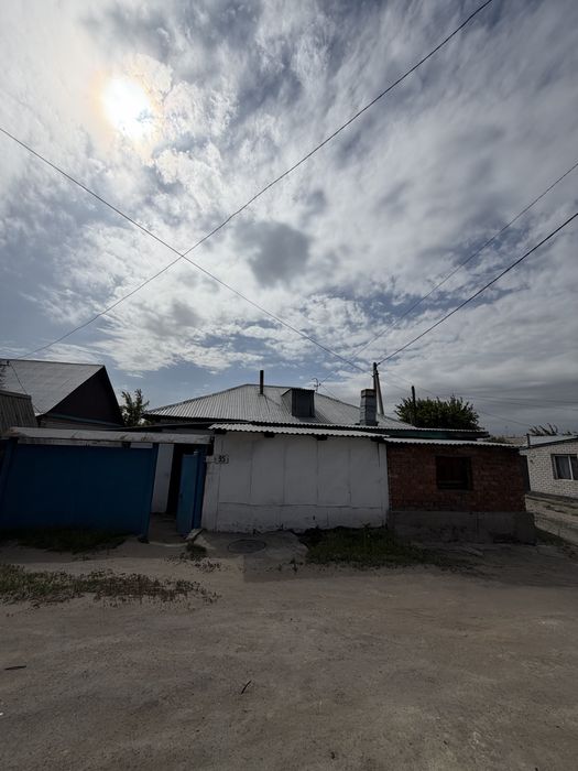 Продам 3 комнатный дом в центре города, с участком.