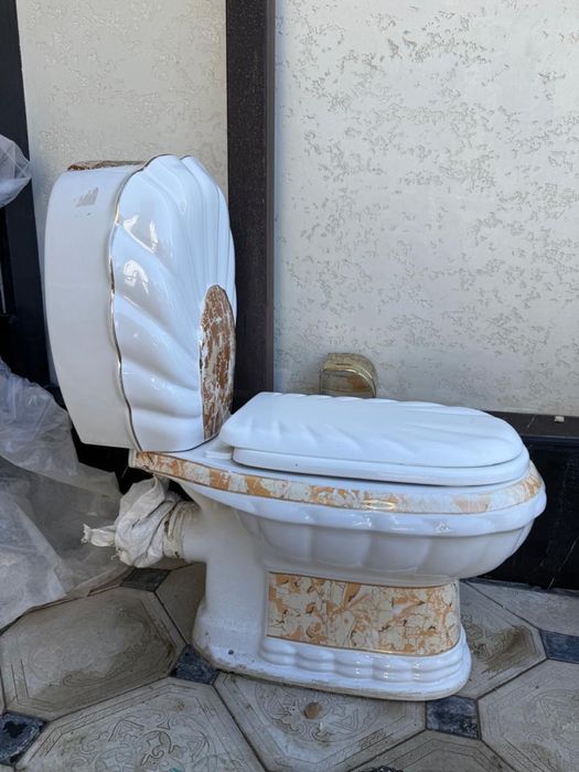 Ванна джакузи и унитаз.