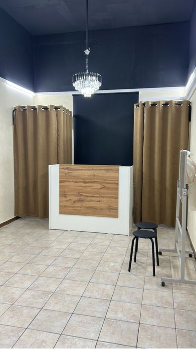 Примерочная,зеркало напольное настенное,стол для ресепшна,жалюзи манек