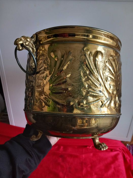 Градинска Кашпа, Драконови Глави, Голям Месингов Съд с Позлата
