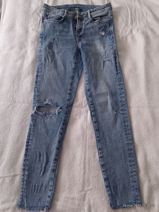 Blugi damă mulați.