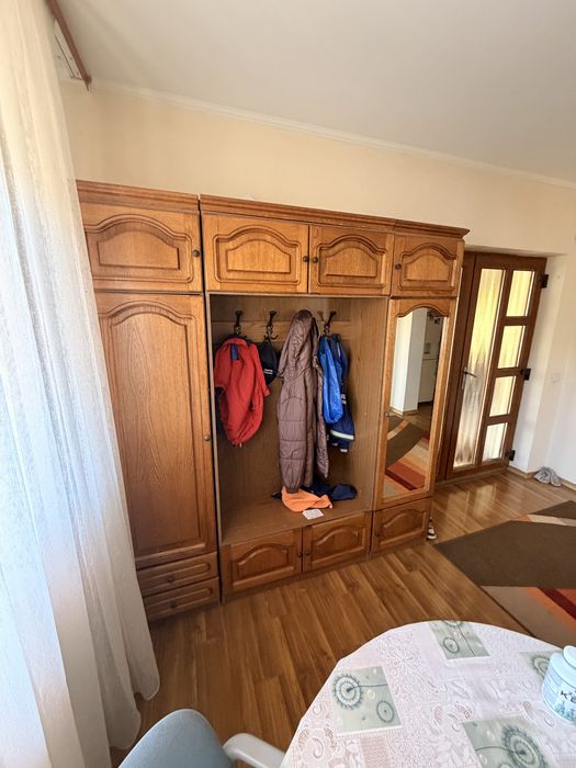 Cuier de vanzare cu spatii de depozitare