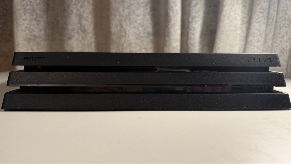 PlayStation 4 Pro 1TB + джойстик + 6 игри (FIFA, Call of Duty, Mafia)