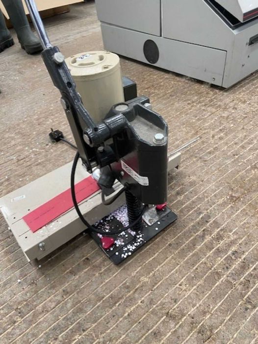 Mașină de găurit pentru hârtie Lihit