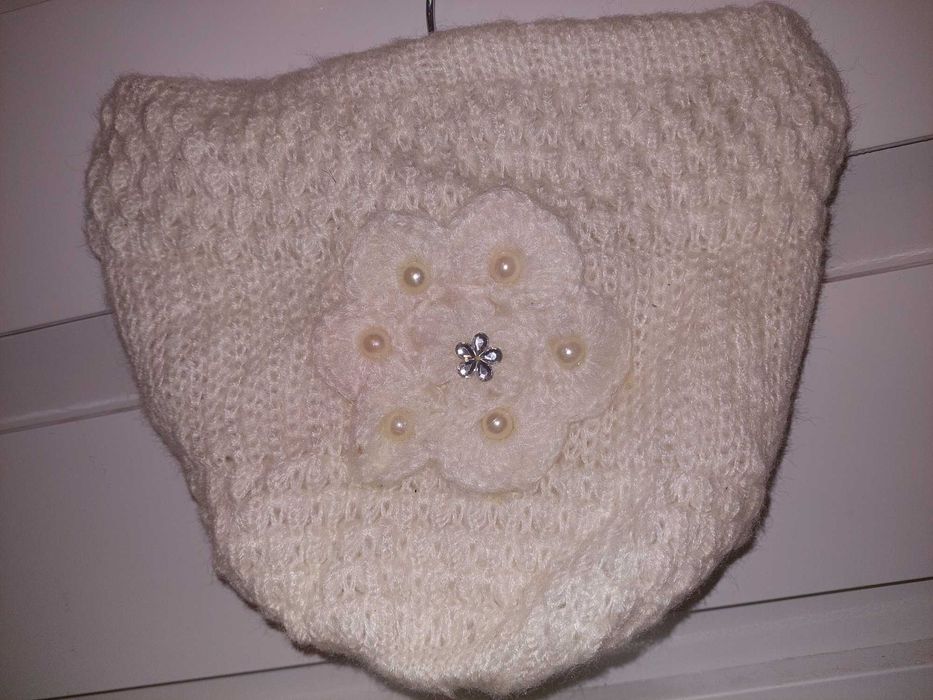 Caciula alba cu floare de femei