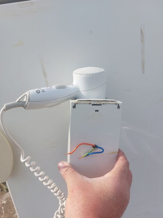 Vînd uscator de par cu suport fix si priza pt perete . Pret 120 lei