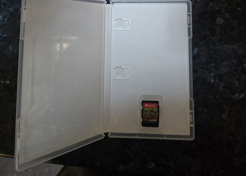 Vând FIFA 21, Minecraft pentru Nintendo Switch, în stare foarte bună