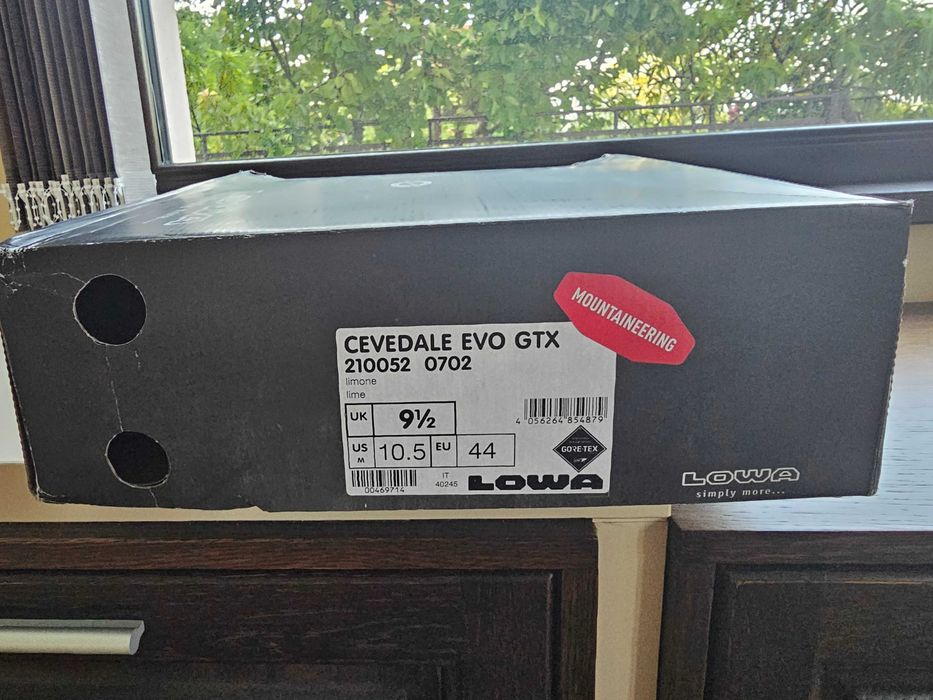 Туристически обувки LOWA.