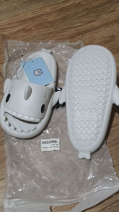 Щлепанцы Shark Soft unisex
Размер  40/41 для широкой стопы
Новые янги