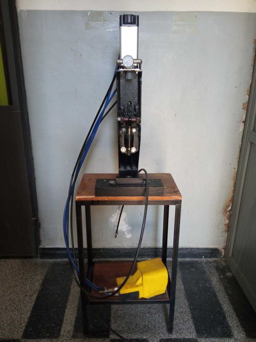 Пневматична преса за поставяна на метални копчета, капси , тик-так.