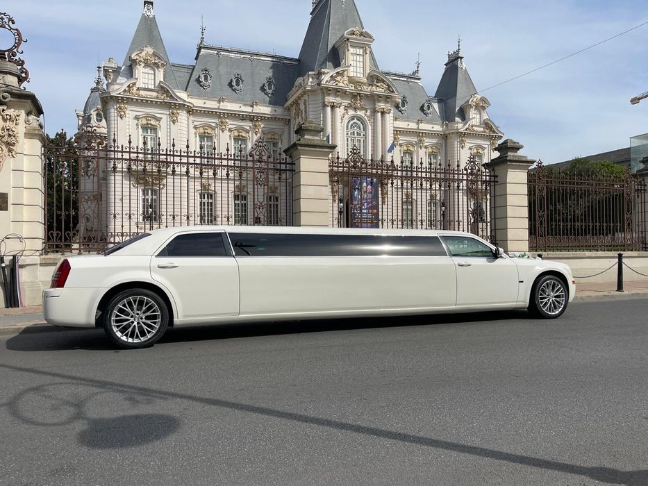 Limuzina de inchiriat /inchiriez limuzina Americana Chrysler 8 locuri