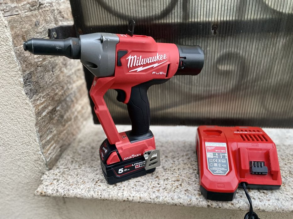 Pistol de tras popnituri milwaukee m18
