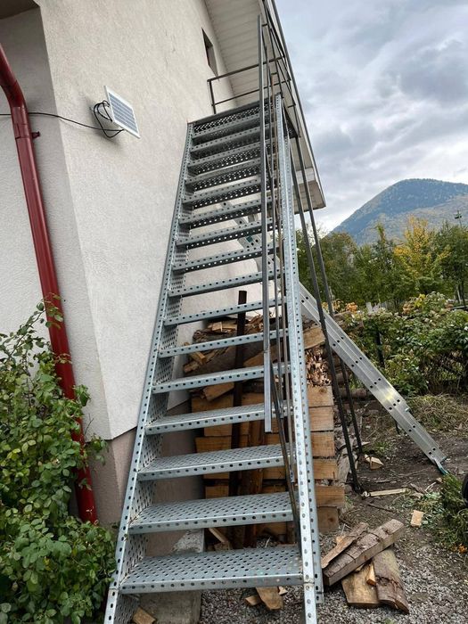 Confectionam scarii metalice zincate exterioare și pentru incendii , platforme, podete si balustrazi profesionale la cererea clientului . Asiguram tra