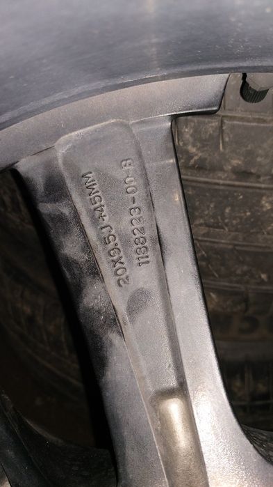 Шины с дисками на авто Тесла