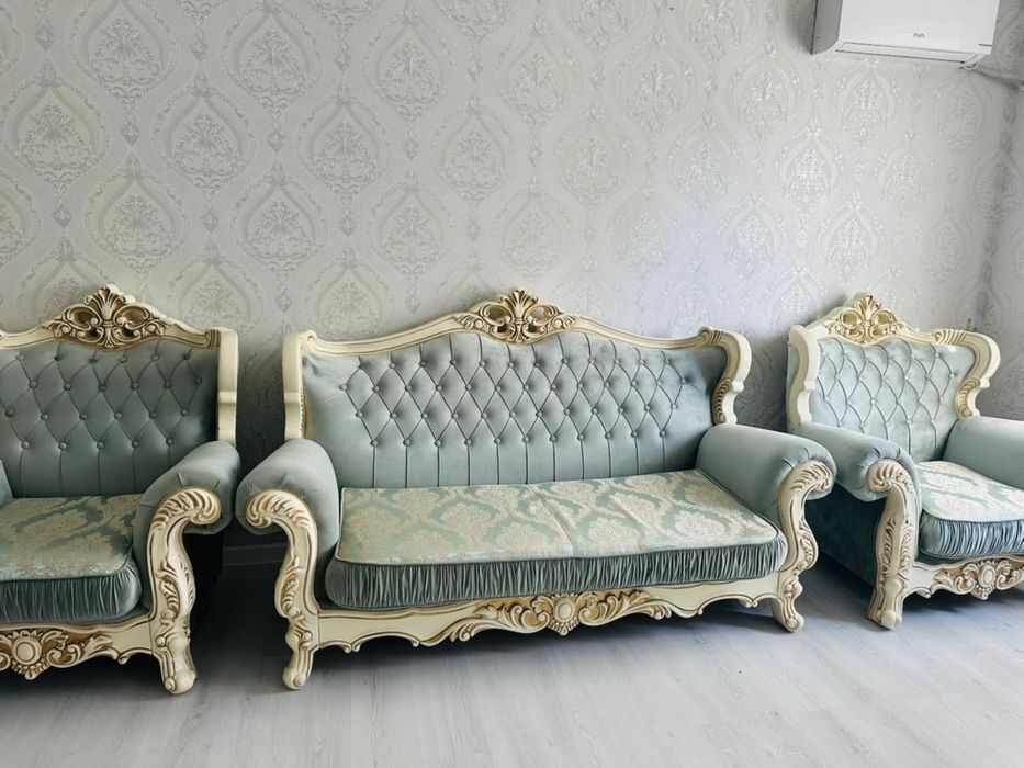 Продается сервант и диван