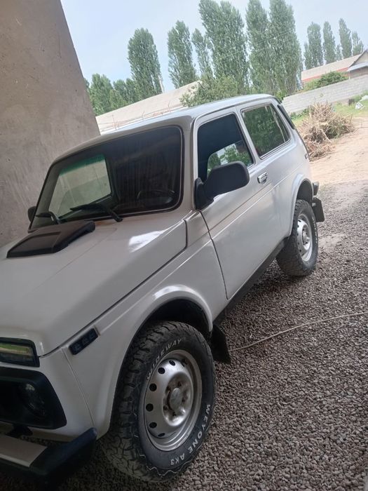 Niva 1990-yil srochna sotiladi 3700$