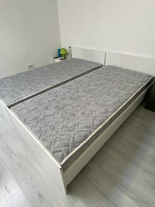 S-au vandut! Vand 2 paturi dimensiune 90/200, culoare alb cu saltea inclusa, folosite dar, in stare foarte buna. Pret 250 lei bucata