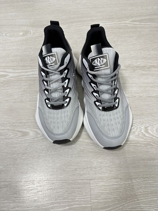 Кроссовки фирменные новые