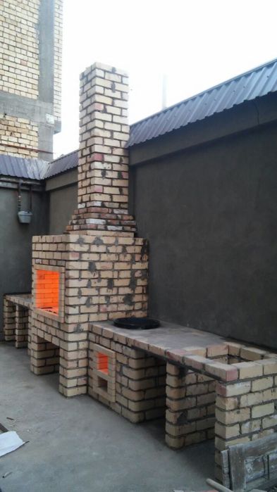 Летняя кухня барбекю очаг камин пицца печь.