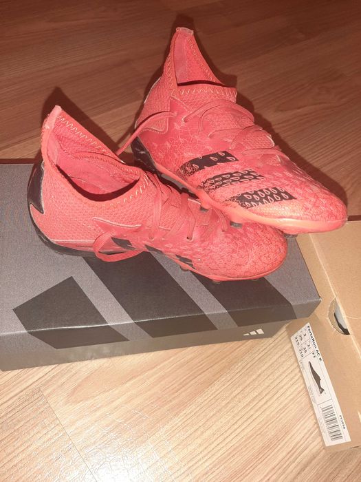 Продам футбольные бутсы