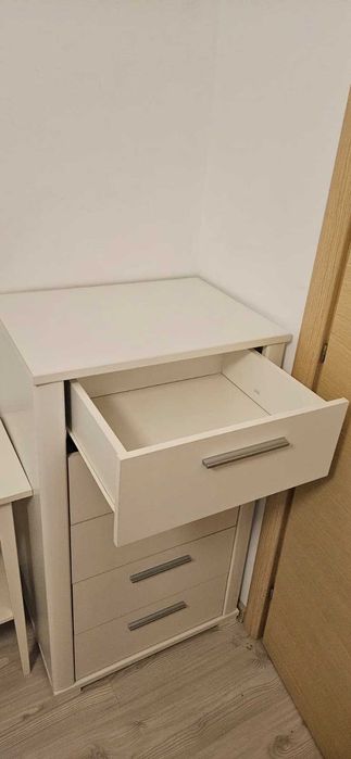 Vând comodă Mobexpert, culoare albă,cu 5 sertare, în stare foarte bună