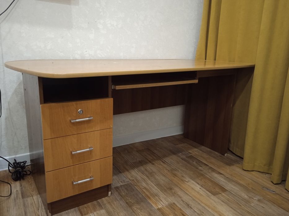 Продам письменный стол