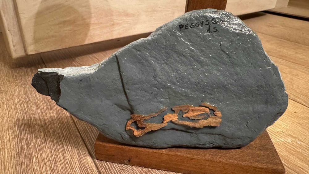 Стара рисувана картина върху камък–Подписана.