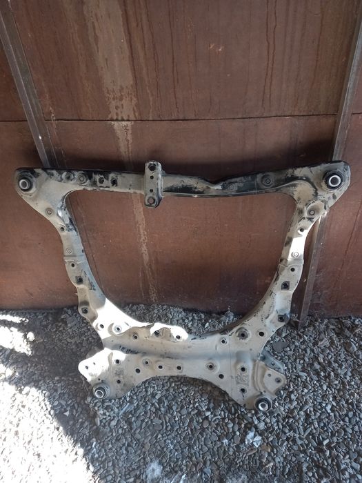 Передняя балка  на тойота камри