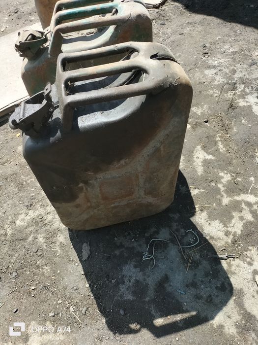 Продам железные канистры под бензин