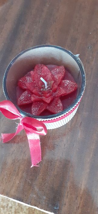 Свещ в стъклен свещник   червена