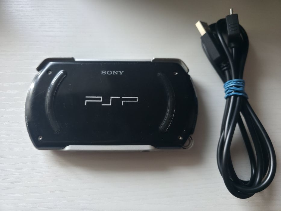 Vând Playstation Portable GO, Negru
