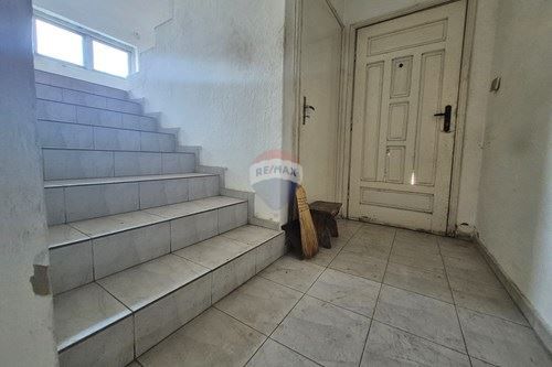 Самостоятелна къща в град Аксаково