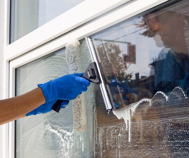 Servicii Curățare Geamuri