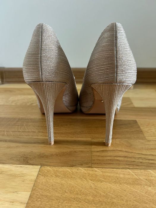 Златни обувки с ток