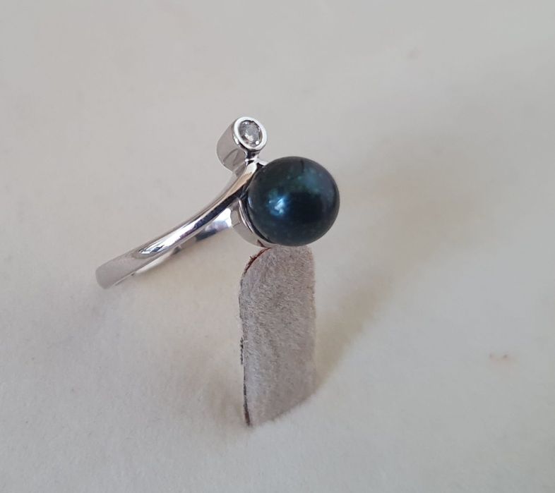 Set aur alb 18k cu diamante naturale si perle