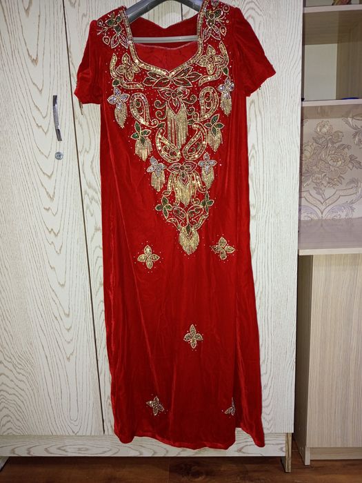 Qizil rangli koʻylak sarpoga