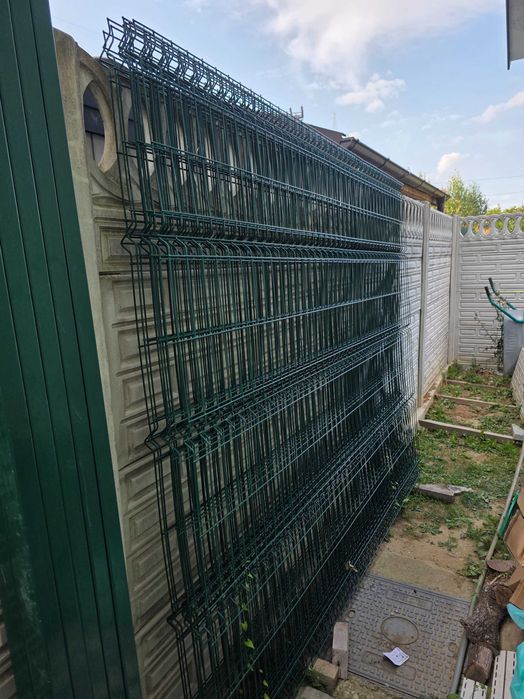 Vand 8 bucăți panouri gard zincat verde  2000×2500, plus 10 stâlpi 2,5m înălțime.
