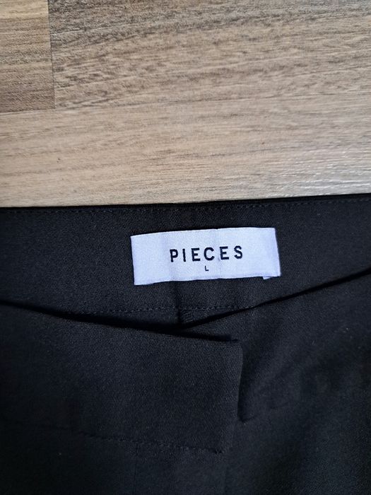 Pantaloni negri. PIECES MARIME L
