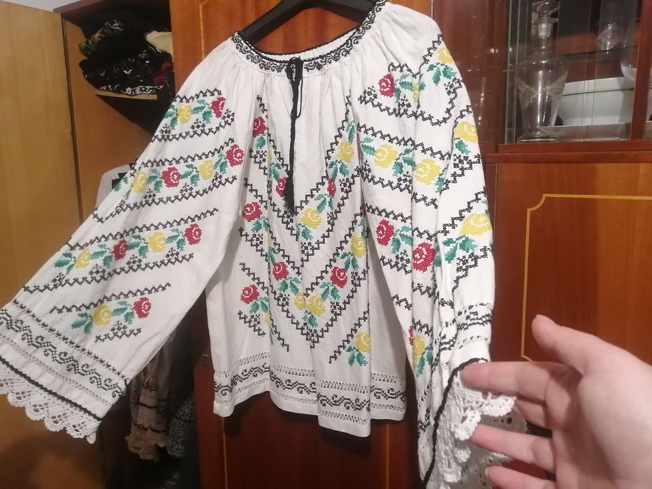 Ie/cămașă cusuta manual (costum popular)