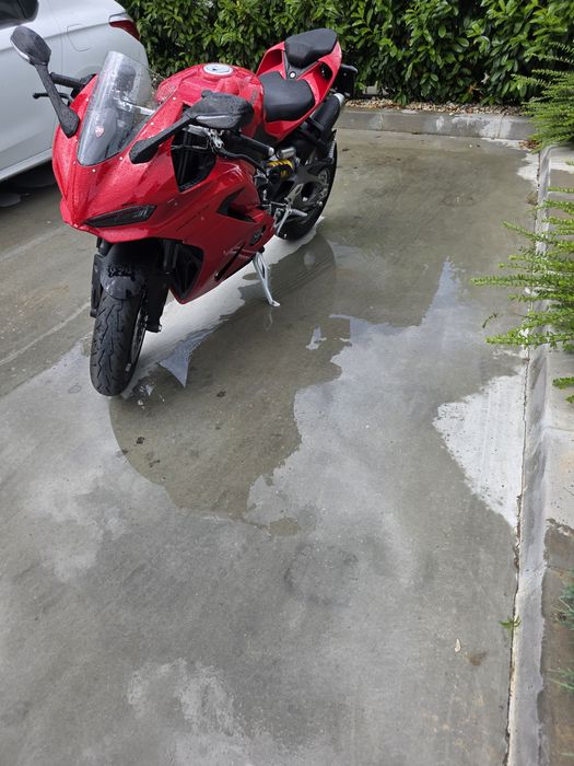 Ducati V2 2025,1680km,3 ani garanție, 16000 euro