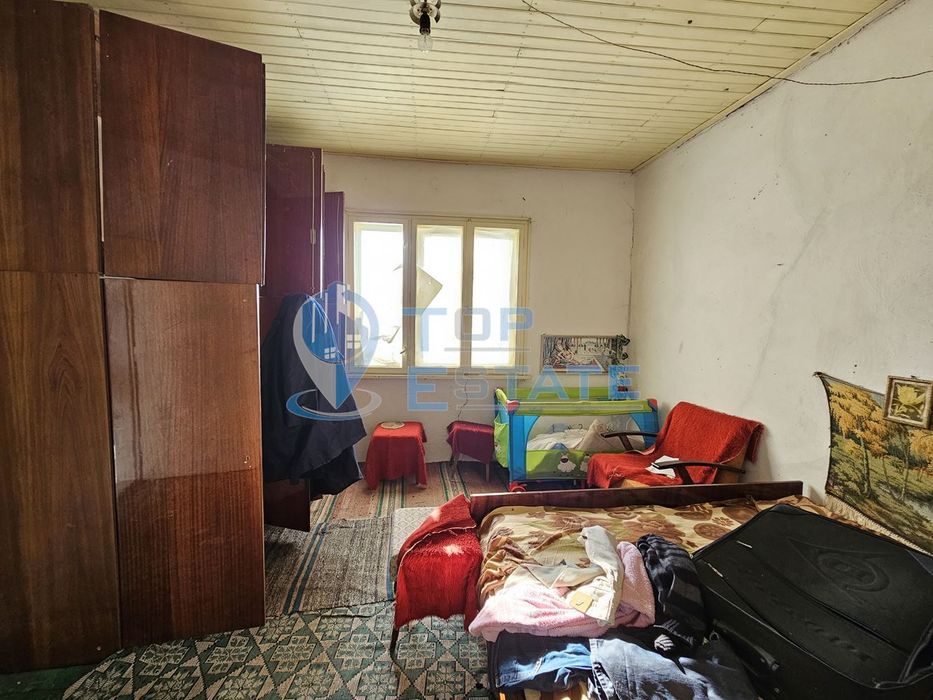 Голяма едноетажна тухлена къща с гараж в село Страхилово