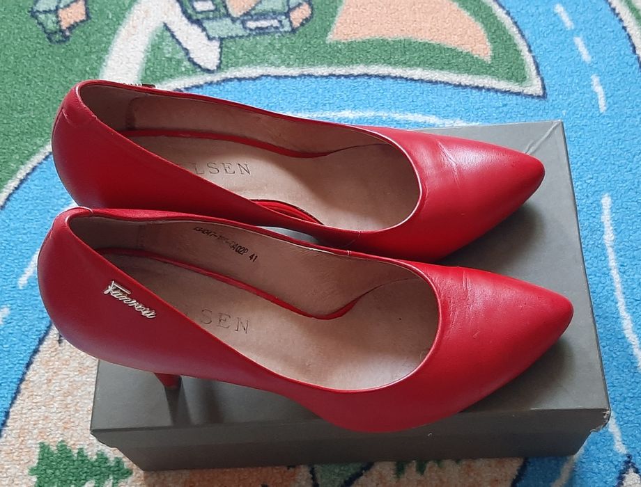 Туфли женские, красные и чёрные.