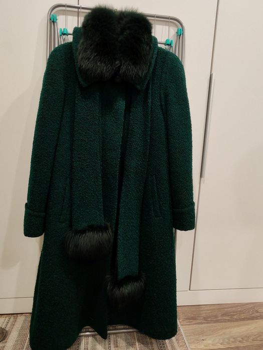 Пальто зимнее с меховые воротником