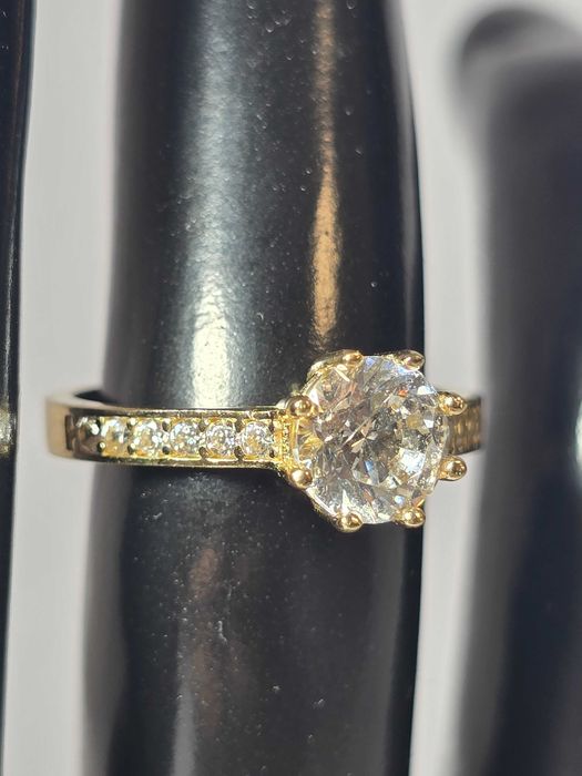 Inel Damă cu Piatră Mare și Pietricele din Aur 14K – Eleganță și Strălucire