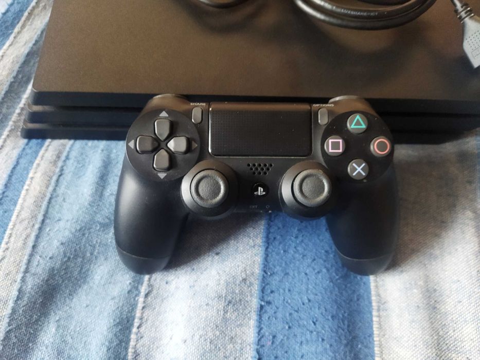 PS4 Pro, 3 провода, геймпад и 2 диска с двумя играми.