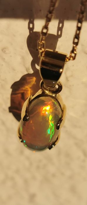 Опал от Етиопия 4,14 карата.Златен обков и ланец