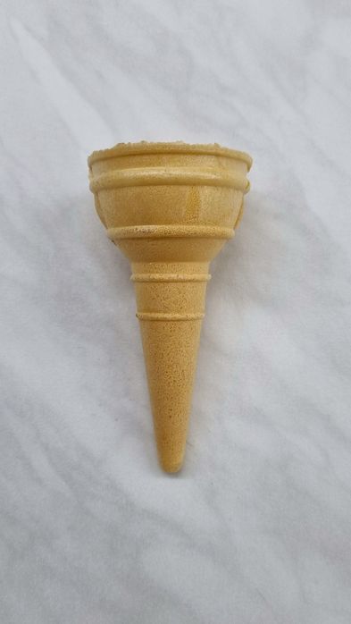 Muzqaymoq vaflilari Rajok va fakel konus nonlar