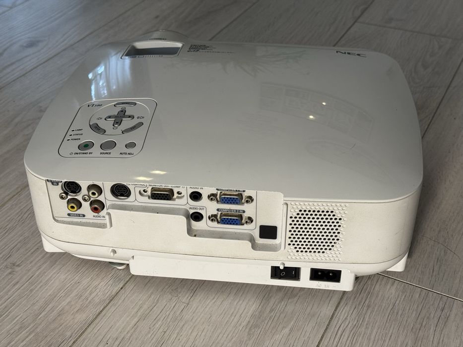 Vand videoproiector stare buna de functionare 95% viata bec