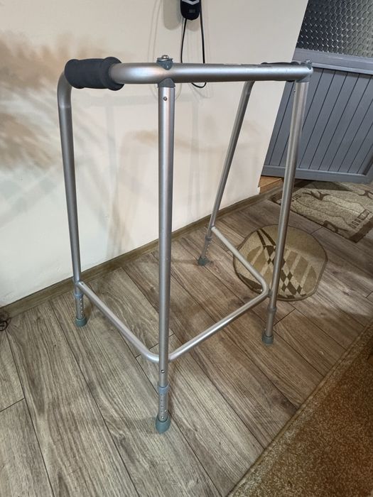 Cadrul de mers aluminiu – nou, nefolosit